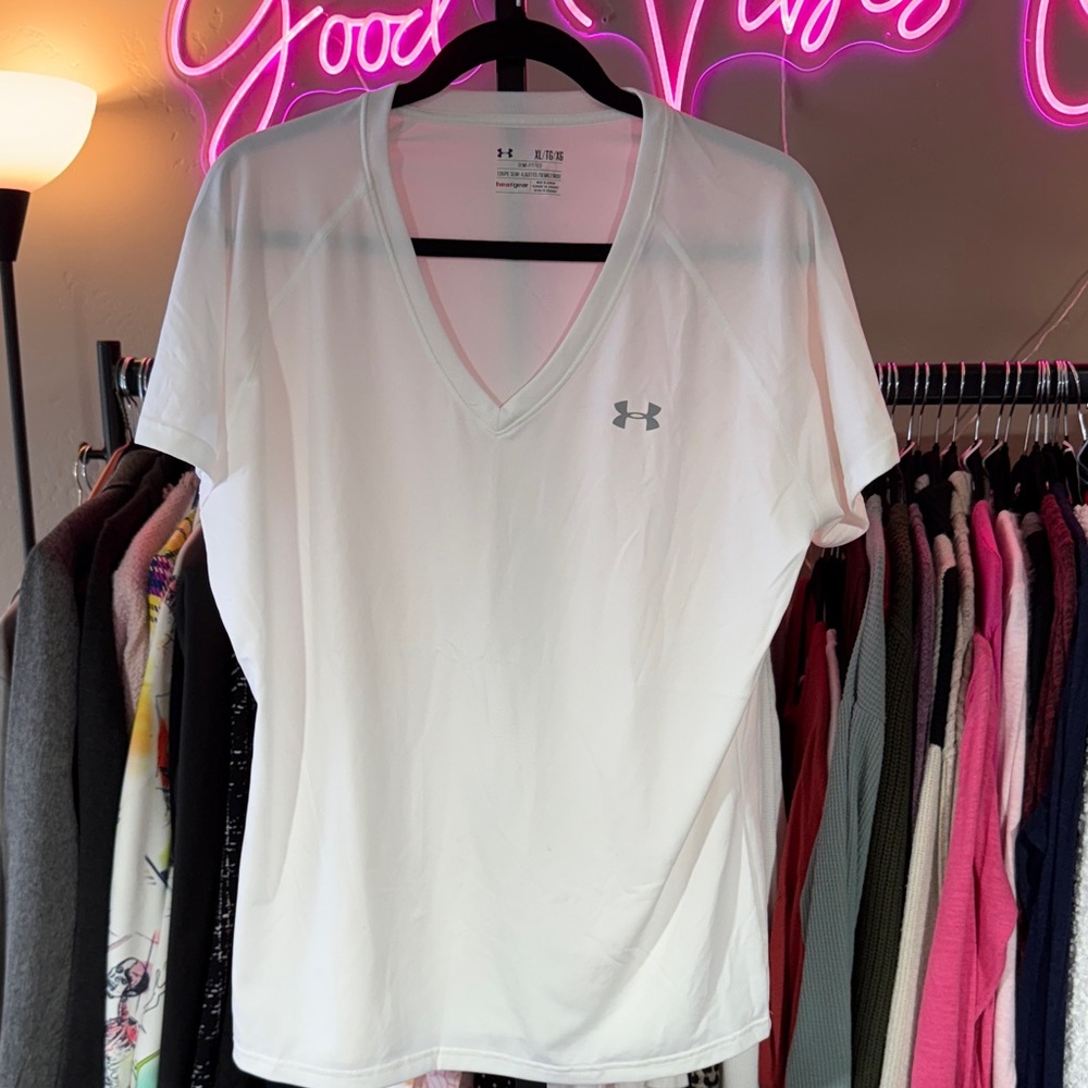 Under Armour Classic White V-Neck Tee Semi Fitted Heatgear